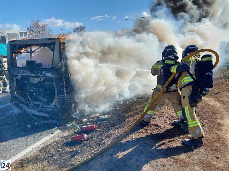 Incendio consume un autobús en la carretera de Sant Antoni