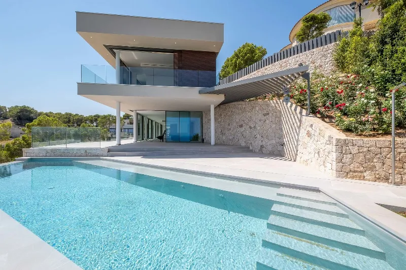 Una casa con una piscina infinita en la costa sur de Mallorca