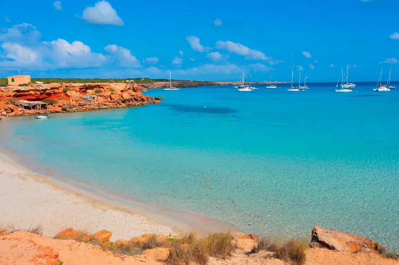 Nadar en aguas cristalinas: cala Saona en Formentera