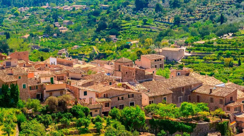 Explora la magia del pueblo de Fornalutx