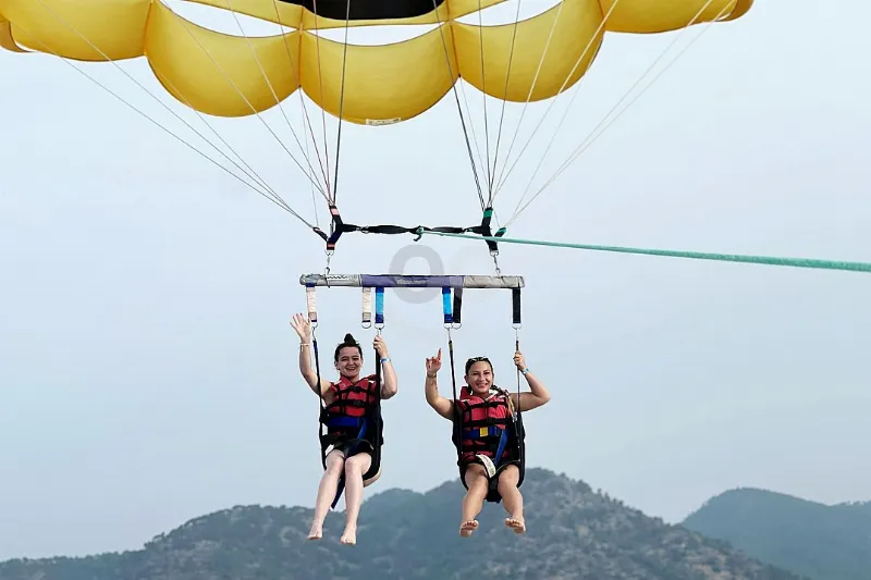 Parasailing en la costa de Calvià