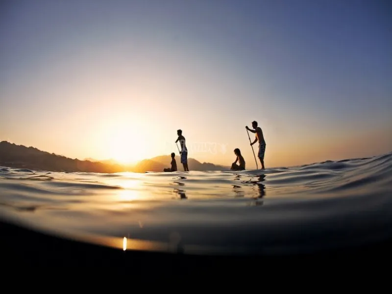 Paddle surf al atardecer en la bahía de Canyamel