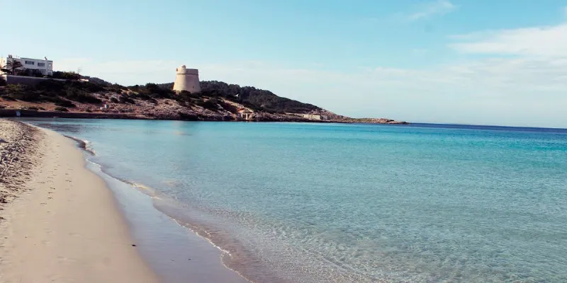 Vive la fiesta en la playa de Playa d'en Bossa en Ibiza