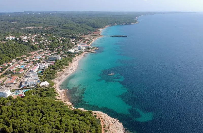 La playa de Santo Tomás, la favorita de los habitantes de Menorca