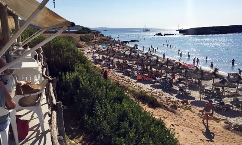 La exótica playa de Son Bou en Menorca