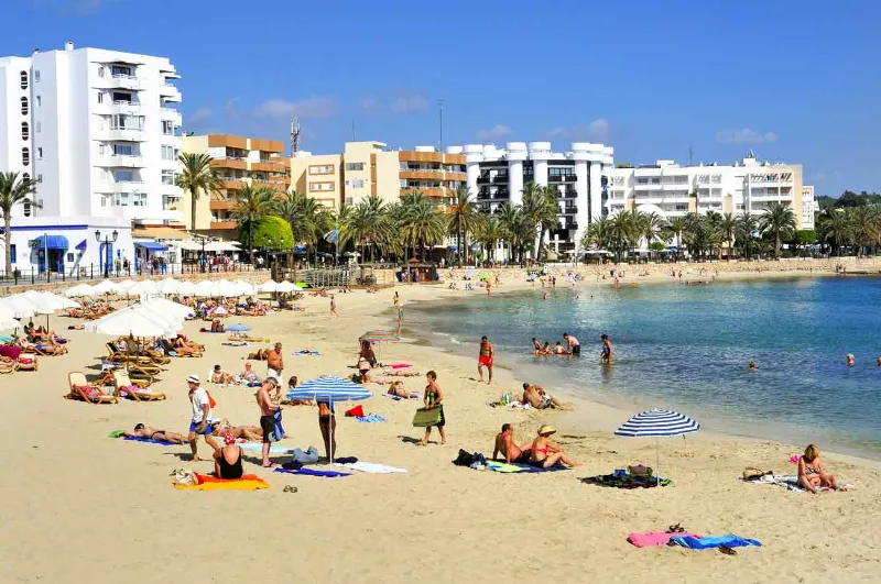 Disfruta del sol y la arena en la playa de Santa Eulalia en Ibiza